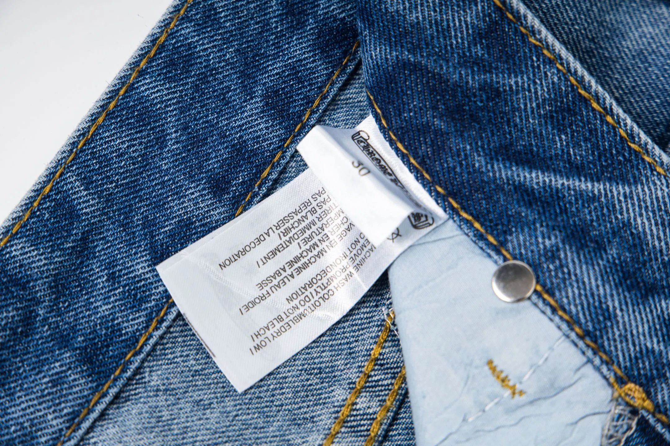 P210 Chrome Hearts jeans, blue and white leather. As we all know, chromehearts jeans use vintage Levis jeans as the base for creation. They usually add their own unique silver buckles and silver ornaments, plus leather embellishments. This is what doubles the value of these vintage jeans. Because the base is vintage jeans, the jeans themselves have become very soft and comfortable after years of baptism. This can be distinguished from ordinary jeans. Regarding the size, you should also refer to the pants data. Style number: 1780# Size: 28 30 32 34 36